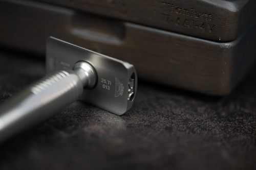 Т-образная бритва с закрытым срезом Lambda Razors Athena Titanium Satin фото 4