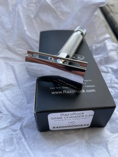 Т-образная бритва с закрытым срезом RazoRock Game Changer 84-P Ufo фото 4