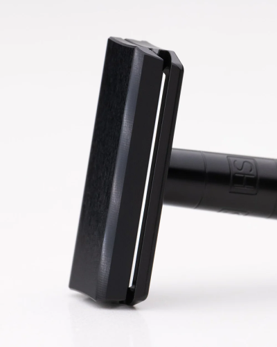 Т-образная бритва с закрытым срезом Henson Jet Black Medium (средняя агрессивность) фото 4