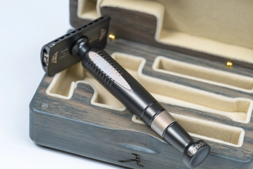 Т-образная бритва с закрытым срезом Lambda Razors Athena Stainless Steel DLC Satin фото 8