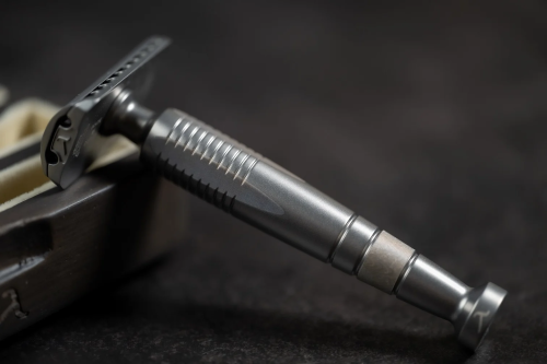 Т-образная бритва с закрытым срезом Lambda Razors Athena Titanium Satin фото 5