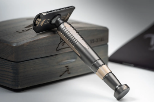 Т-образная бритва с закрытым срезом Lambda Razors Athena Stainless Steel DLC Satin