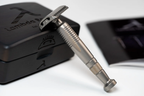 Т-образная бритва с закрытым срезом Lambda Razors Athena Titanium Satin